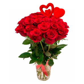 Букет из 25 красных роз с сердцами